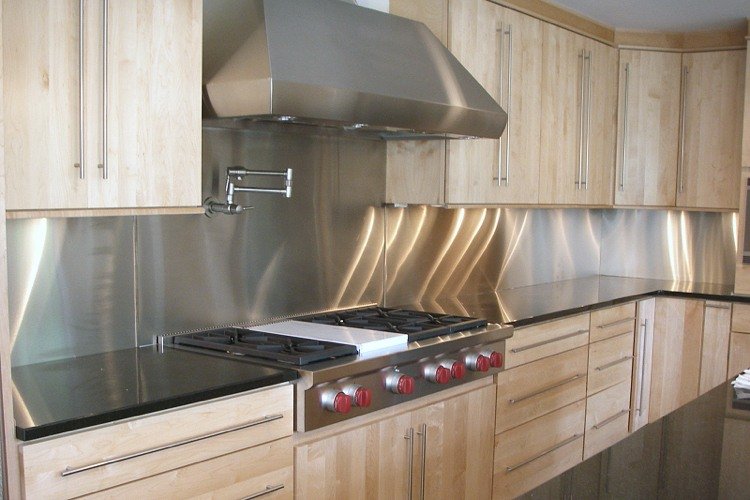 painéis de parede-cozinha-espelho de cozinha-moderno-aço inoxidável-lenha clara-fogão a gás