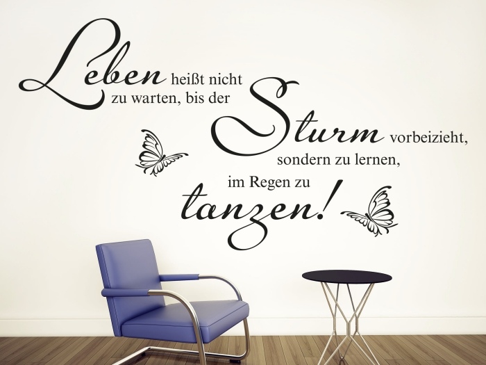 Adesivo de parede dizendo que a vida não significa esperar a tempestade passar