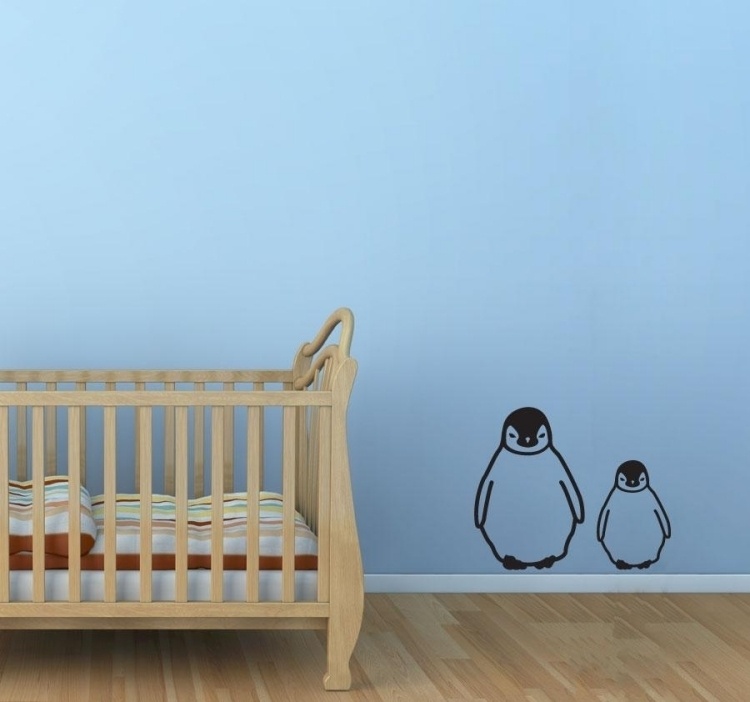 Decalque de parede-quarto de bebê-pinguins-preto-azul claro-berço de madeira