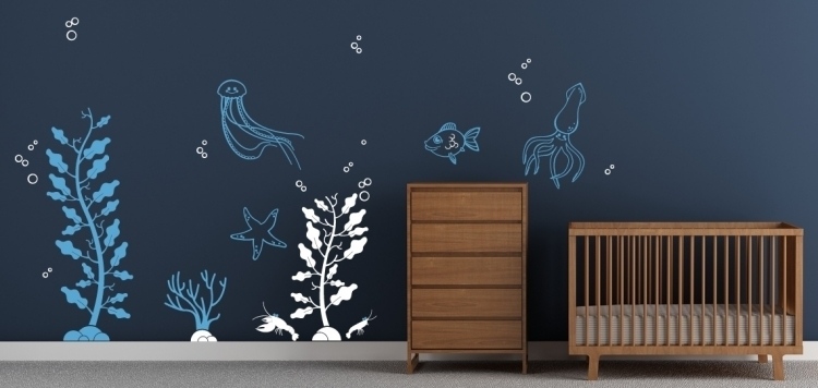 Decalque de parede-quarto de bebê-lago-submundo-parede-azul-escuro-motivos-branco-azul-claro-cama de bebê