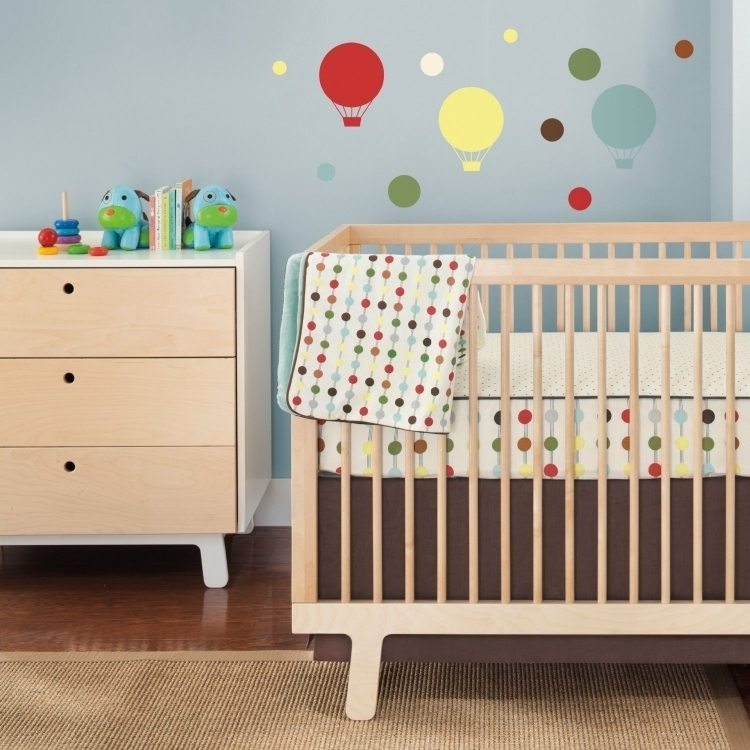 Decalque de parede-quarto de bebê-balões-colorido-amarelo-vermelho-azul-cama de baía-parede-azul