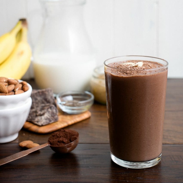 Smoothie de chocolate e banana delicioso no café da manhã