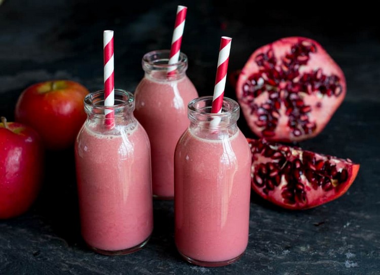 Smoothie de romã com calda de maçã e flor de sabugueiro