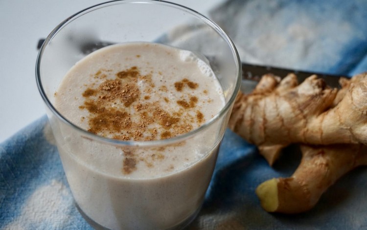 Smoothie quente de pera e gengibre com canela