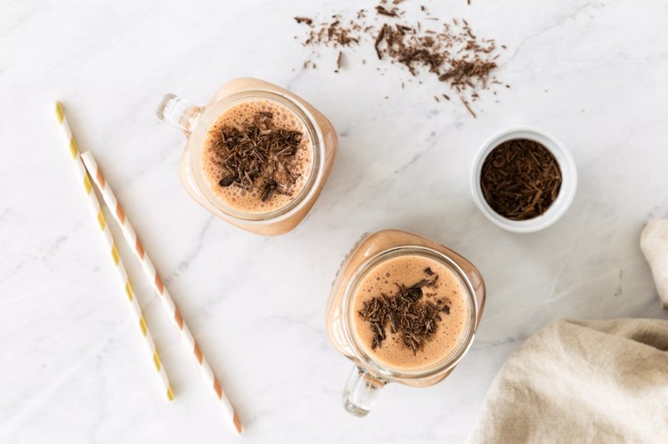 Smoothie com chocolate, manteiga de amendoim e banana no café da manhã