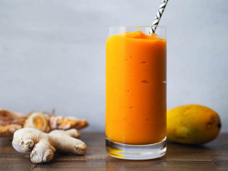 Receita de smoothie quente com cúrcuma, manga e gengibre