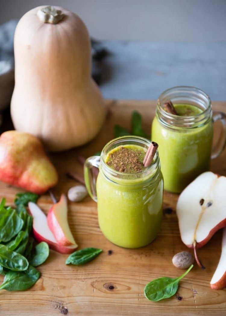 Smoothie verde quente com pêra abóbora e espinafre