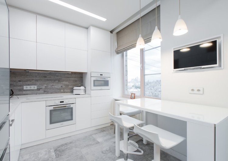 Efeito de sala de cirurgia com luz branca em uma cozinha branca