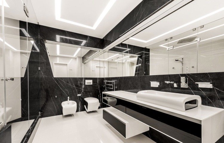 banheiro moderno em preto e branco com luz fria