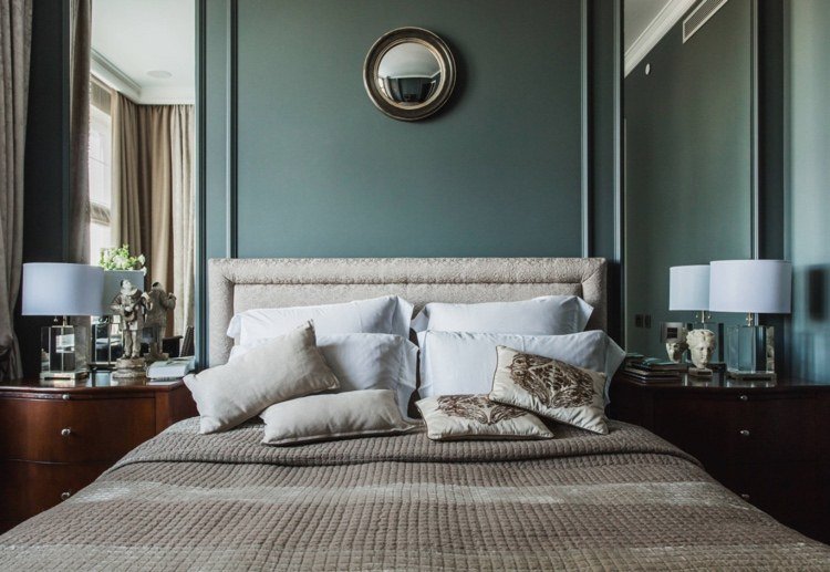 cor da parede cinza-esverdeada no quarto atrás da cama