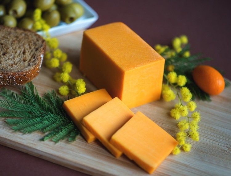 1 fatia de queijo cheddar tem cerca de 100 calorias