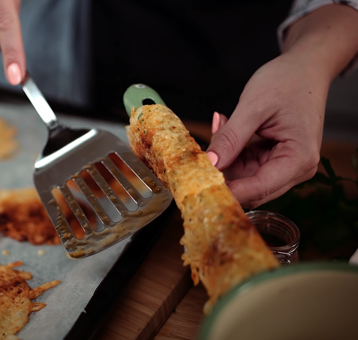 Molde o queijo cheddar na alça de uma panela