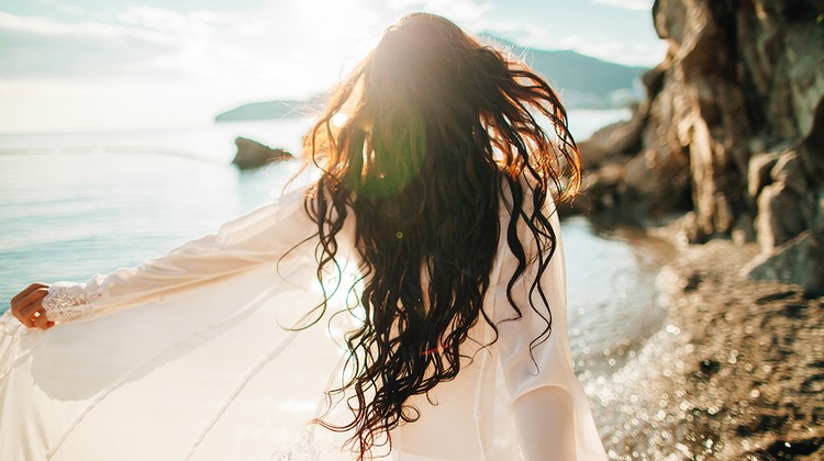 Dicas de proteção solar para o cabelo e couro cabeludo no verão