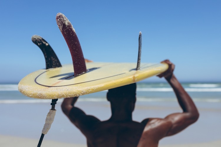 Surf no mar esportes aquáticos dicas para organizar férias