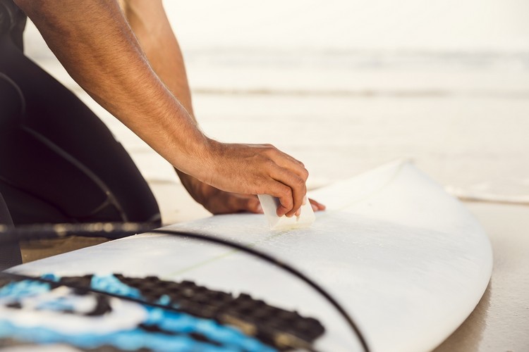 Prancha de surf e roupa de neoprene para a experiência de surf perfeita