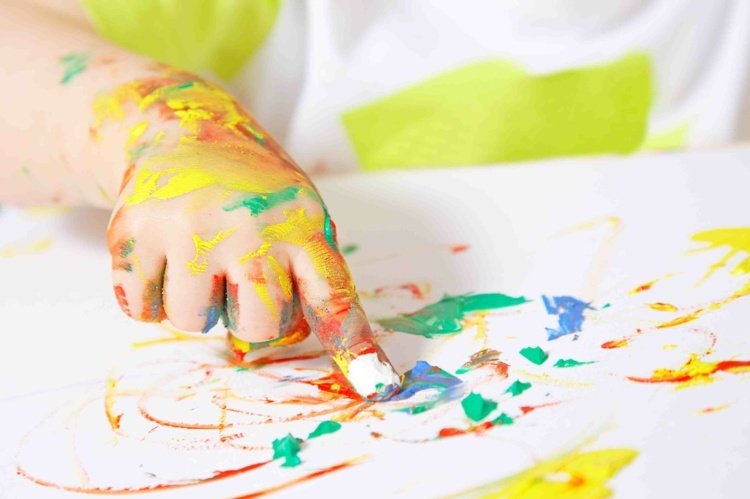 O que incentiva as crianças a pintar com tintas a dedo?