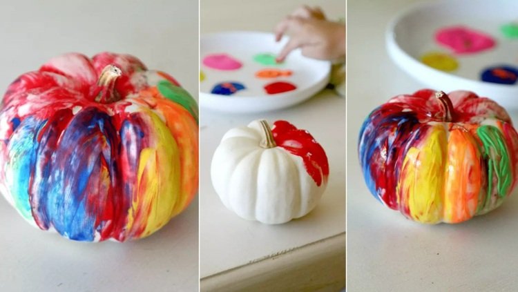 Pintando uma abóbora branca com tinta a dedo no outono