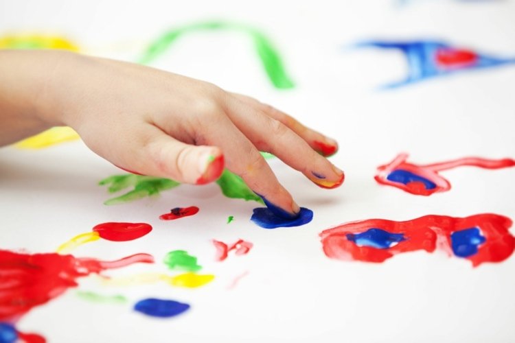 Pintura com tintas a dedo - ideias criativas para crianças grandes e bebês