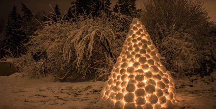 Construa uma lanterna de neve sueca com neve e ilumine-a com luzes de chá ou luzes de fadas
