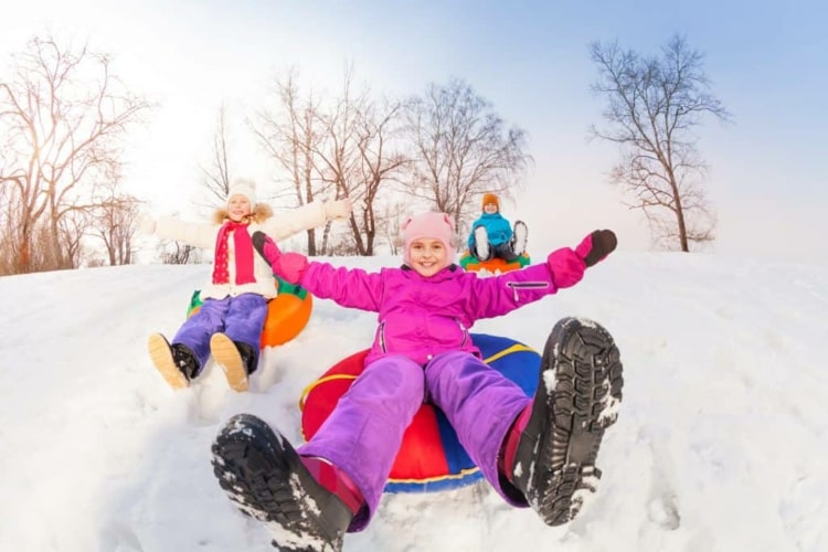 Faça um pequeno slide DIY para andar de trenó no inverno