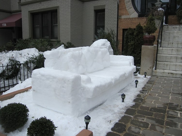 Faça você mesmo um sofá engraçado no jardim da frente assando neve