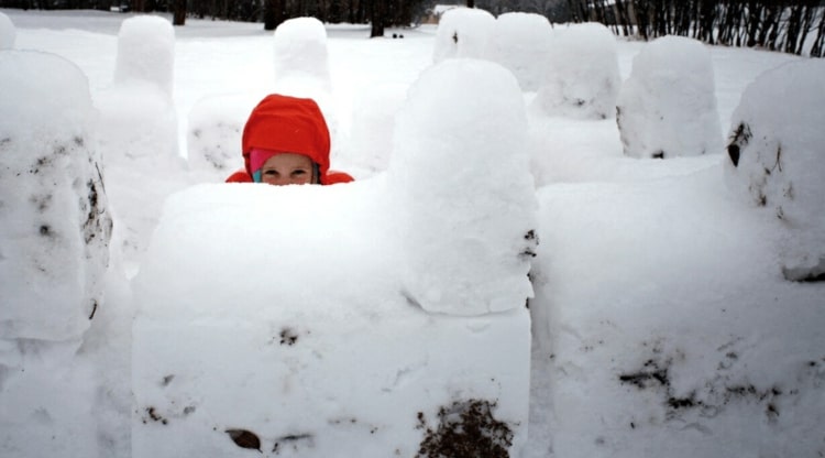 Construindo um castelo com neve para as crianças - ideias simples para brincar ao ar livre