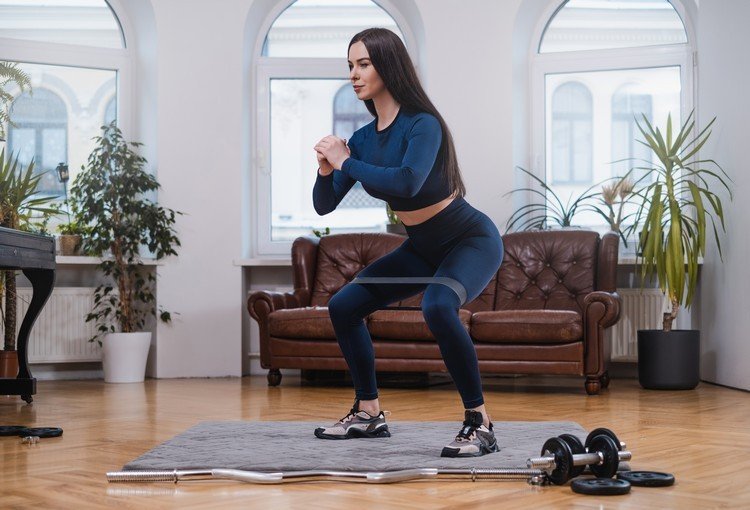 Exercícios de banda de fitness para as nádegas, o que são mergulhos de quadril