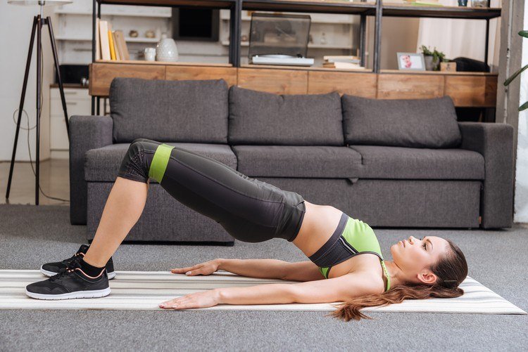 Exercício de ponte glúteo com faixa de fitness Dicas para afundar o quadril