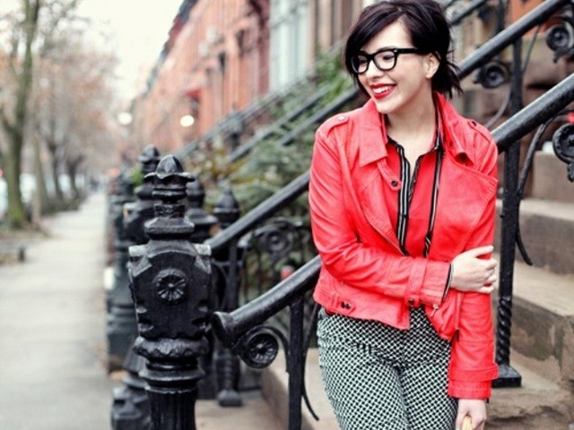 jaqueta vermelha-camisa-listrada-preto-branco