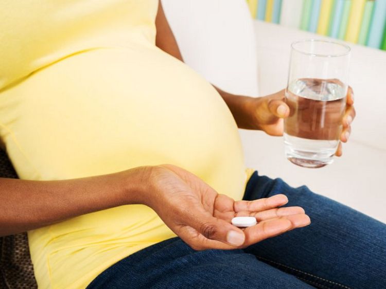 gravidez mulher droga tomar copo de água