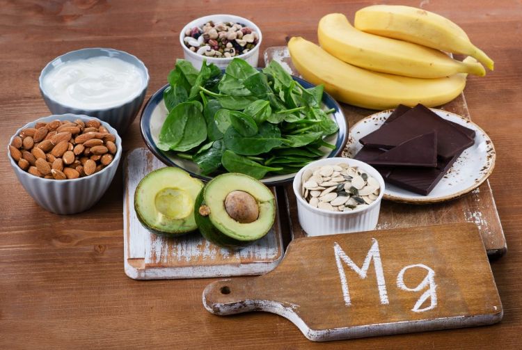 comer alimentos ricos em magnésio peixe, nozes, grãos, espinafre, mesa de jantar