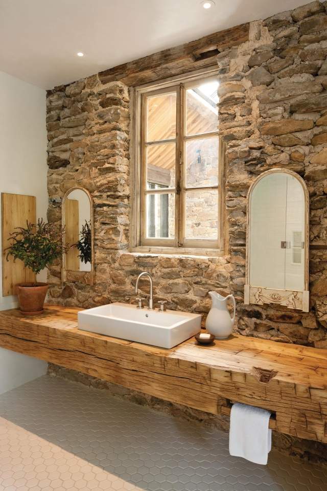 Lavatório de madeira, sem tratamento, lavatório de bancada, parede de pedra natural, banheiro
