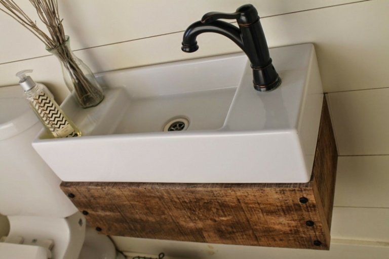 tábuas de lavatório de madeira parafusos lavatório branco torneira preta