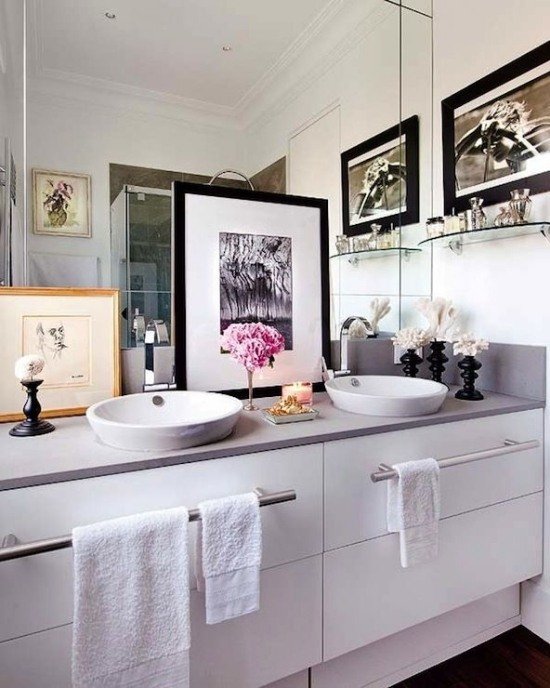 Imagem de casa de banho branca brilhante limpa interior elegante