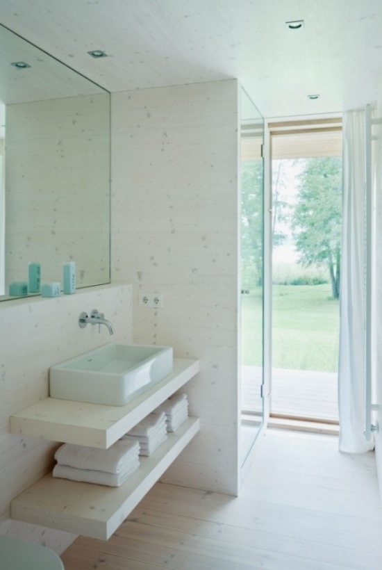 Banheiro elegante, equipamento simples, branco, limpo, claro
