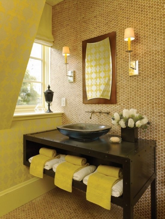 banheiro simples cores frescas amarelo marrom flores toalhas de banho