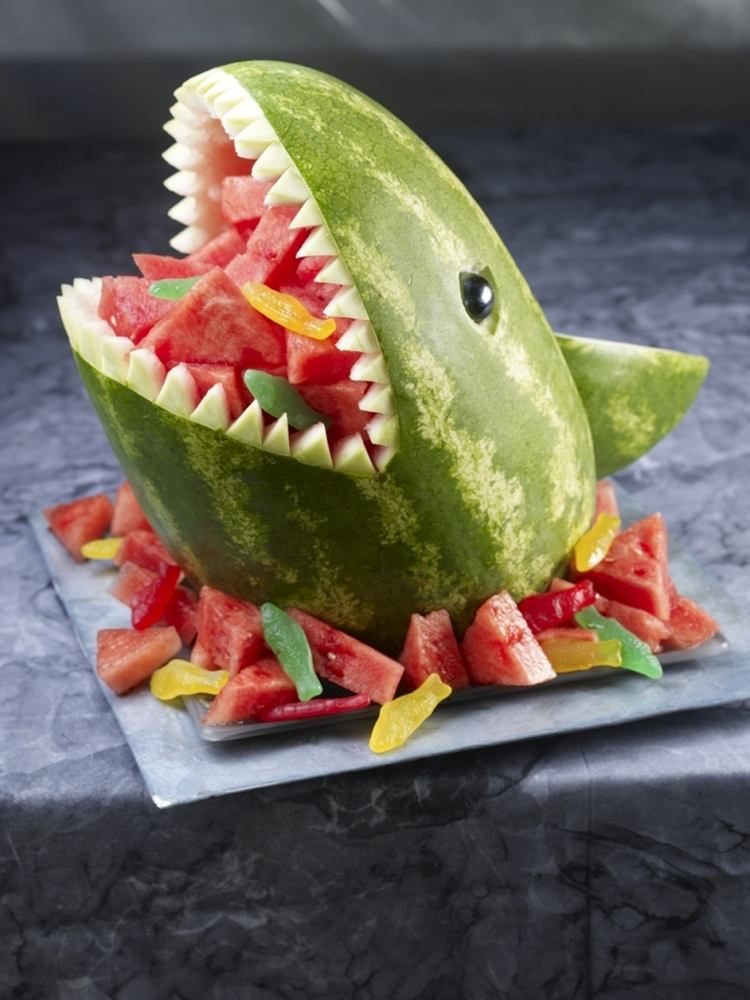 shark-watermelon-carving-decorating-child birthday