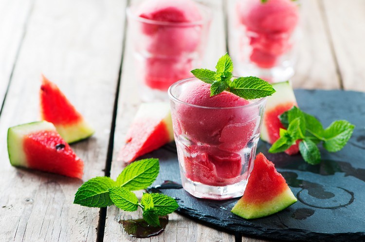 Faça seu próprio sorvete de frutas com baixas calorias de sorvete de melancia