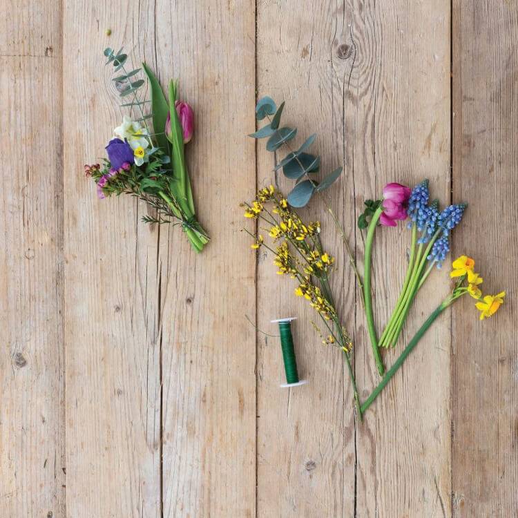 Decore a guirlanda de salgueiro para a primavera amarrando pequenos buquês de flores