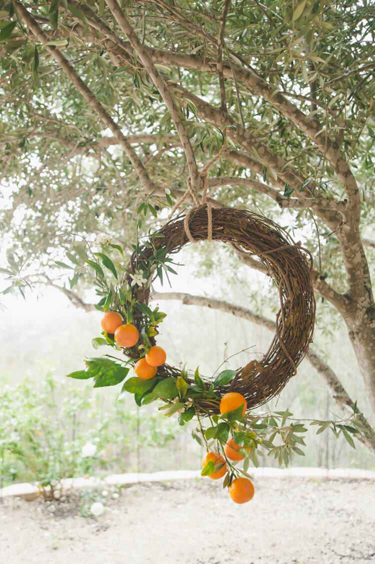 Grinaldas de salgueiro decoram a primavera com materiais naturais, como frutas e magnólias
