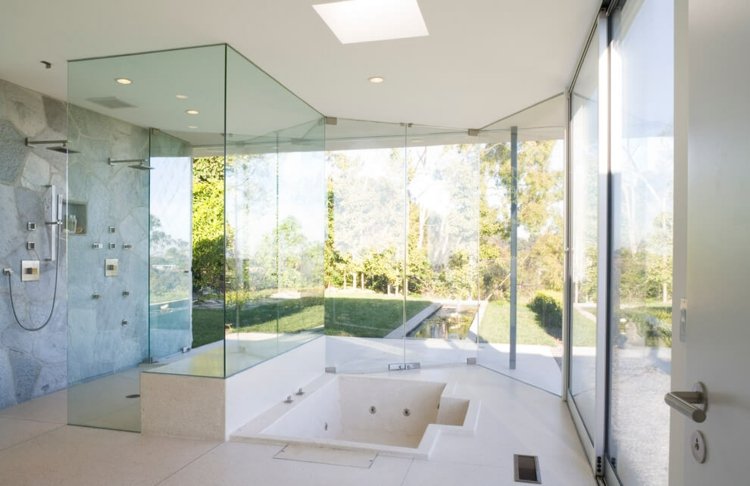parede-bloco-concreto-janela-frente-vidro-parede-banheiro-ideia-banheira-pedra-chuveiro