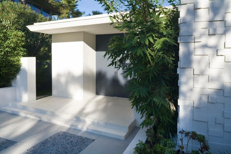 parede-concreto-bloco-entrada-garagem-cinza-porta-veloz-lee-escritório-plantas-jardim