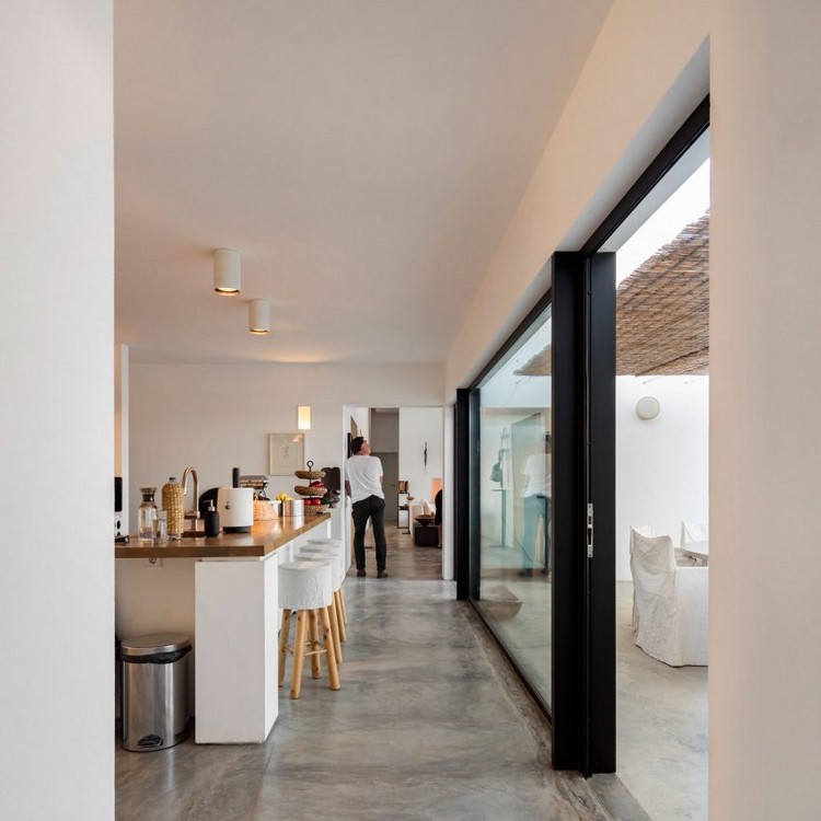 casa-branco-portugal-cozinha-cozinha-ilha-portas de vidro deslizantes