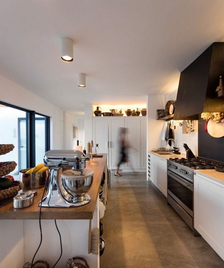 casa-branca-cozinha-cozinha ilha-piso de betonilha-bancada de madeira