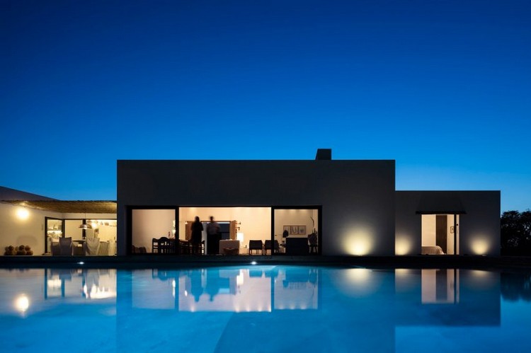 casa-branca-fachada-piscina-noite-iluminação-moderna