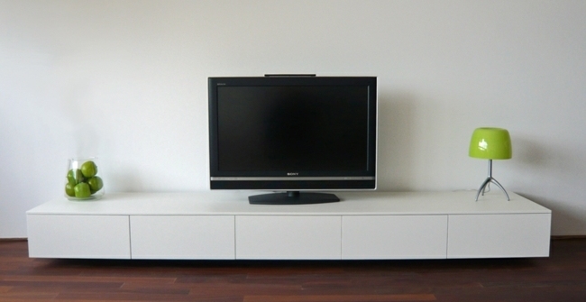 Cômoda com design de armário de TV de forma minimalista