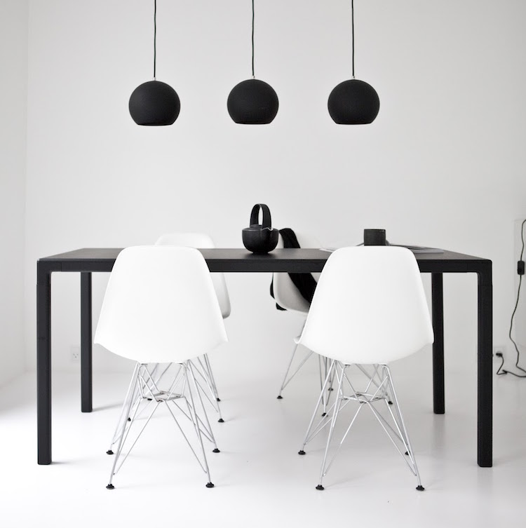 móveis brancos -preto-minimalista-sala de jantar-cadeiras-mesa de jantar
