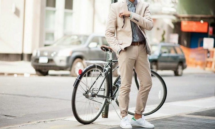 Tênis brancos combinam -men-bege-terno-casual-lazer-bicicleta