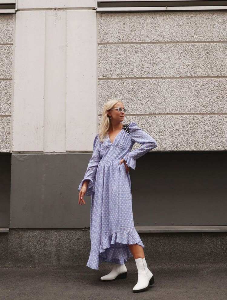 Botas brancas combinam vestidos de verão com ideias de roupas de outono