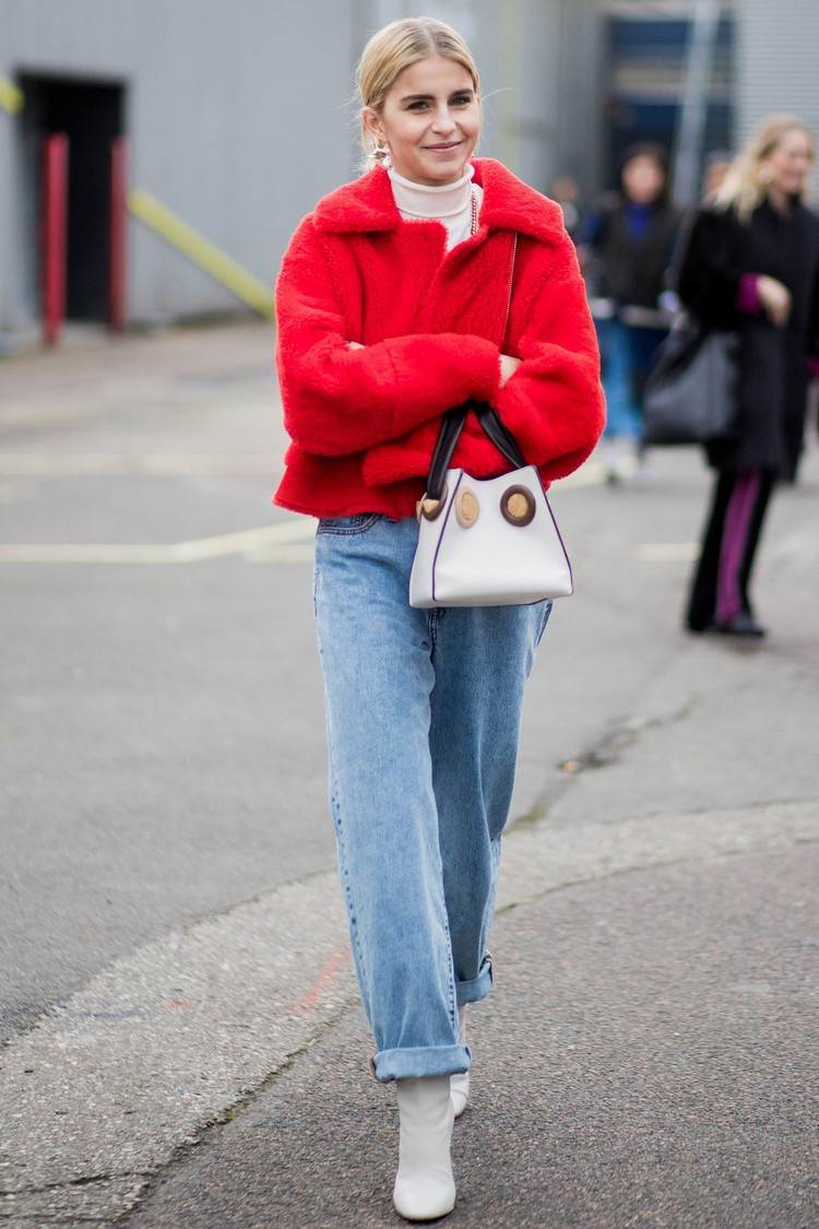 Os jeans da mamãe combinam as tendências da moda outono mulheres botas brancas 2020